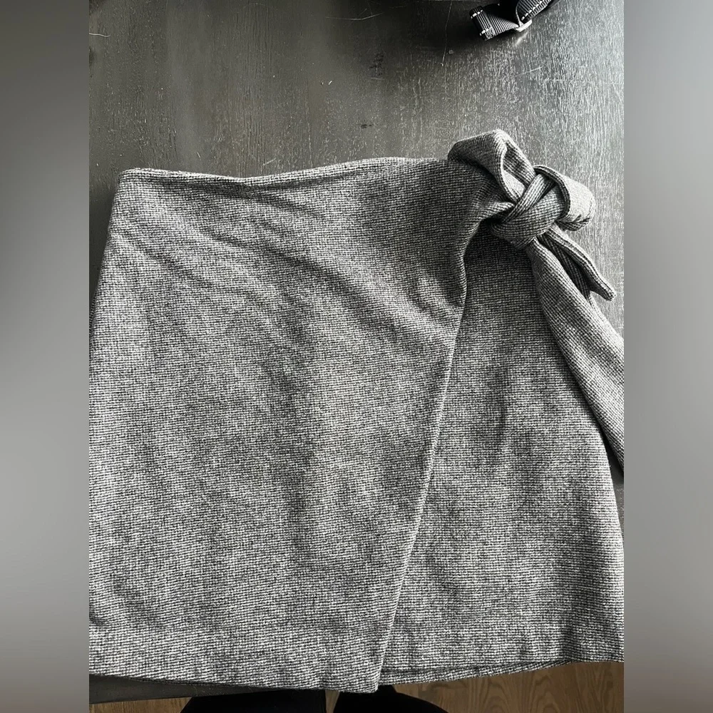 Aritizia Wilfred Wool Cashmere Gray Mini Skirt Size 2 Wrap Office Wear Chic - Picture 5 of 6